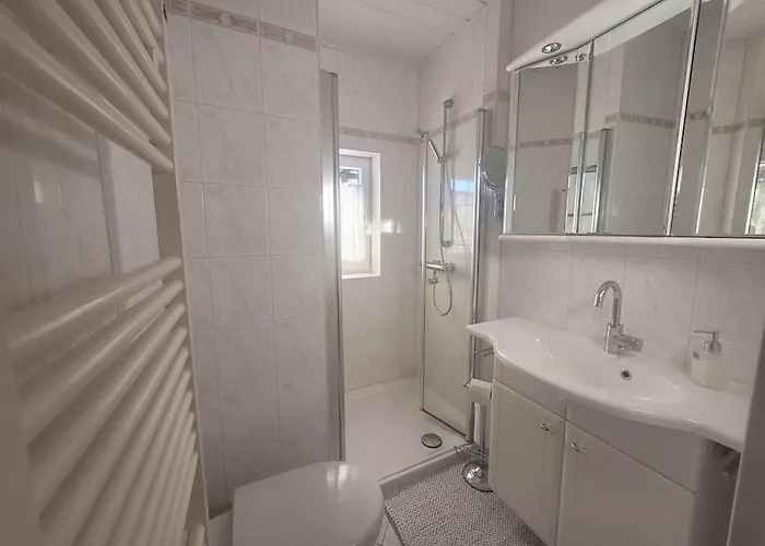 Guenstige, Grosse Im Zentrum Von דירה